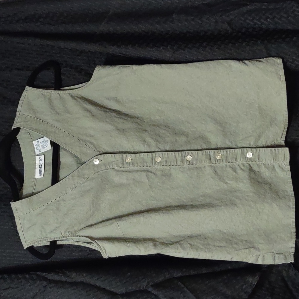 Woman's sleeveless top